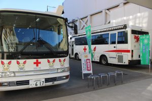 吉田高校に献血車がやってきました