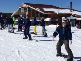 第1学年 スキー・スノーボード教室の様子です