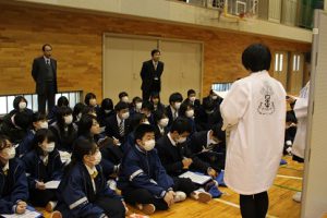 第2学年総合的な学習の時間「富士山学」研究発表会が行われました