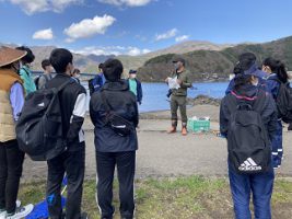 富士山環境保全活動のボランティアを（放送部・数理部生物班）協力して行いました