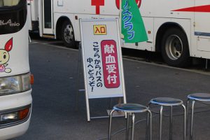 吉田高校に献血車がやってきました