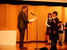 祝 金賞・トンボ学生服賞 受賞　美術部3年　渡邊京子さん