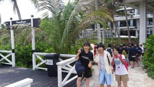 修学旅行団2日目 体験学習の様子です