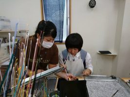修学旅行団2日目 体験学習の様子です