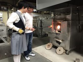 修学旅行団2日目 体験学習の様子です