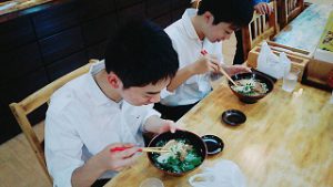 修学旅行団2日目 体験学習の様子です