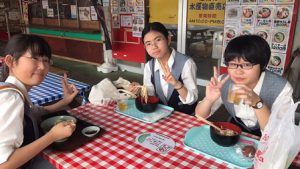 修学旅行団2日目 体験学習の様子です