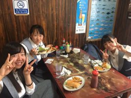 修学旅行団2日目 体験学習の様子です