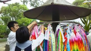 修学旅行団 献鶴の様子