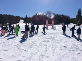 第1学年 スキー・スノーボード教室の様子です