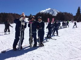第1学年 スキー・スノーボード教室の様子です