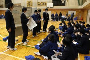 第2学年総合的な学習の時間「富士山学」研究発表会が行われました