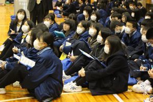 第2学年総合的な学習の時間「富士山学」研究発表会が行われました