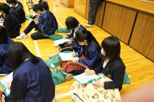 第2学年総合的な学習の時間「富士山学」研究発表会が行われました