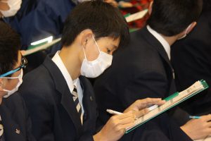 第2学年総合的な学習の時間「富士山学」研究発表会が行われました
