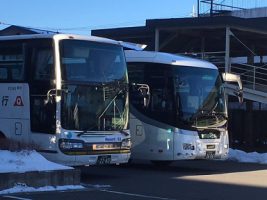 第1学年スキー・スノーボード教室に出発しました