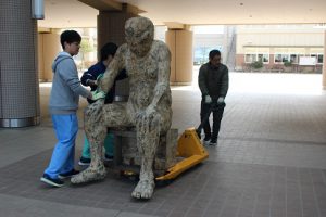 彫刻「おとこ」  木像作品が寄贈されました