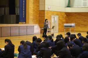 第1学年 小論文講座が行われました