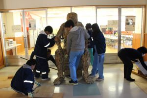 彫刻「おとこ」  木像作品が寄贈されました