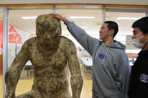 彫刻「おとこ」  木像作品が寄贈されました