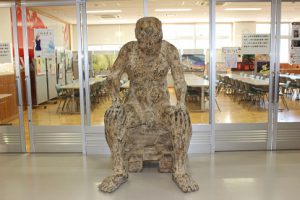 彫刻「おとこ」  木像作品が寄贈されました