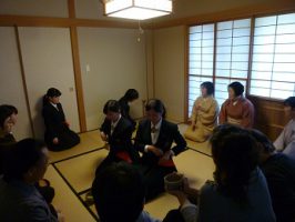 茶道部 春のお茶会の様子です