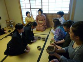 茶道部 春のお茶会の様子です