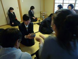 茶道部 春のお茶会の様子です