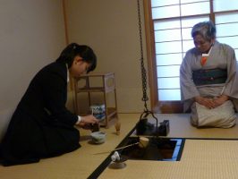 茶道部 春のお茶会の様子です