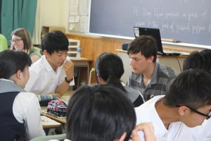 アメリカ合衆国ケネディーハイスクールよりDan先生と7名の生徒が来校しています