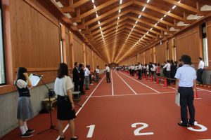 富士北麓公園屋内練習走路オープニングセレモニーの司会進行を務めました（放送部）