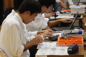 平成30年度山梨大学ものづくり出張授業(メカパイロット出前授業)が行われました