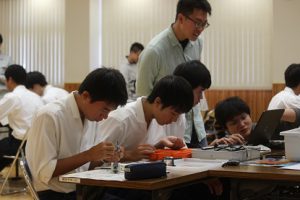 平成30年度山梨大学ものづくり出張授業(メカパイロット出前授業)が行われました