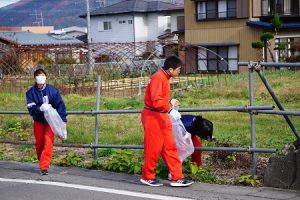 1学年学校周辺の環境美化活動を行いました
