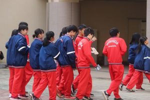 1学年学校周辺の環境美化活動を行いました