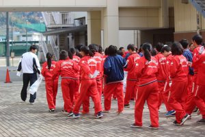 1学年学校周辺の環境美化活動を行いました