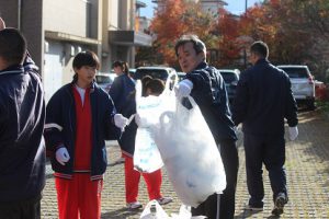1学年学校周辺の環境美化活動を行いました