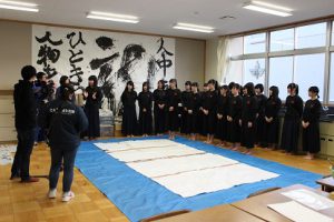 笑顔で書道パフォーマンス（書道部）