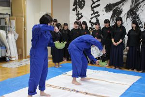 笑顔で書道パフォーマンス（書道部）