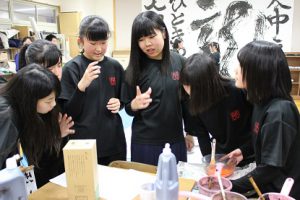 笑顔で書道パフォーマンス（書道部）