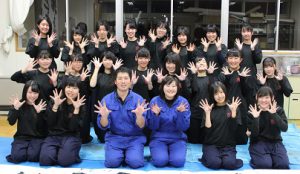笑顔で書道パフォーマンス（書道部）