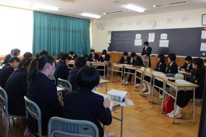 第1学年総合ディベート大会が行われました