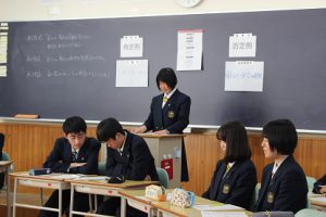 第1学年総合ディベート大会が行われました