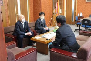 富士吉田市役所より織物のマスクをいただきました。