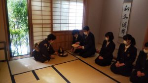 令和2年度 吉田高校茶道部 部内発表会の様子です