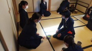 令和2年度 吉田高校茶道部 部内発表会の様子です