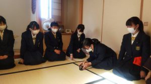 令和2年度 吉田高校茶道部 部内発表会の様子です