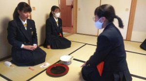令和2年度 吉田高校茶道部 部内発表会の様子です