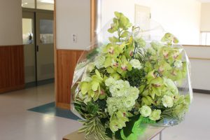 吉高学年カラーのアレンジメントのお花をいただきました