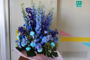 吉高学年カラーのアレンジメントのお花をいただきました